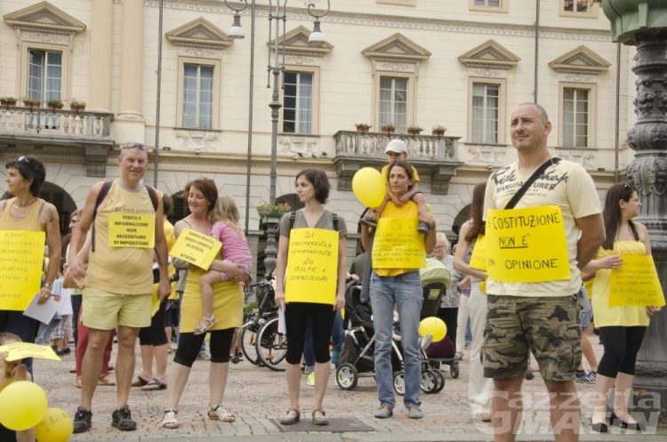 Vaccini: stasera la fiaccolata «per la libera scelta»