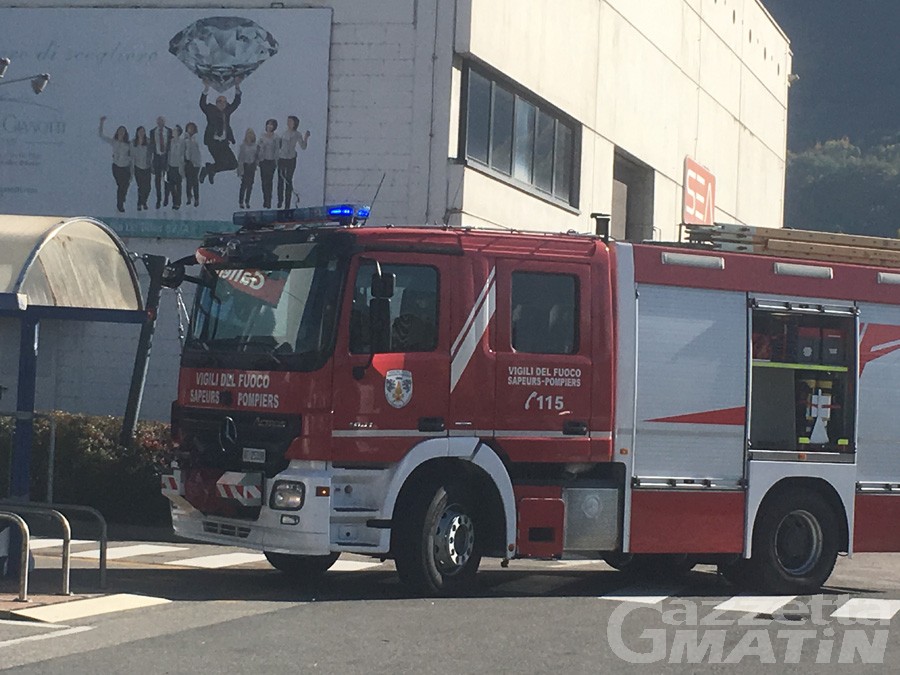Incendio divampa alla galleria commerciale di Brissogne