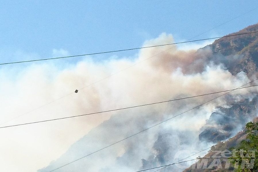 Incendi: fiamme divampano a Saint-Denis