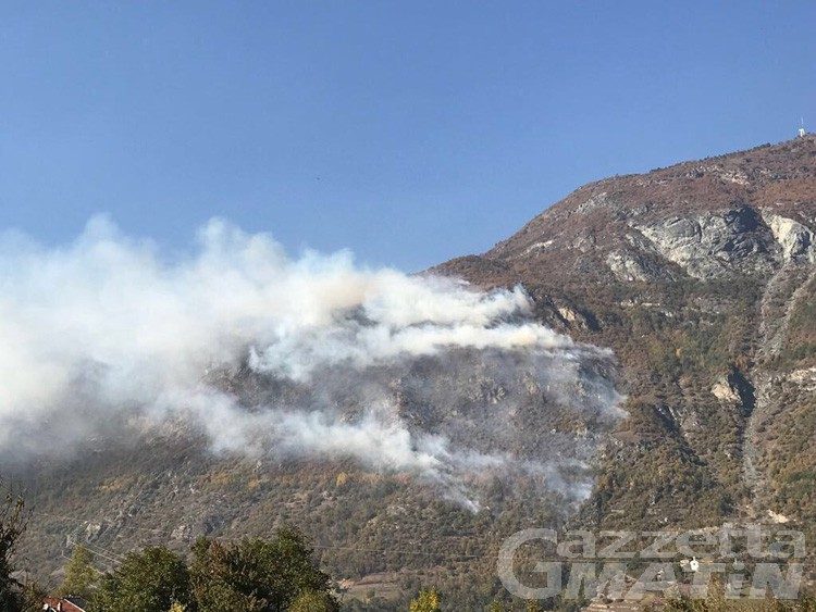 Incendio a Saint-Denis: in arrivo Canadair da Genova