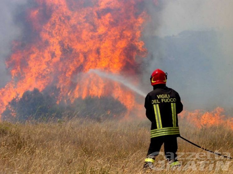 Incendi: Vigili del fuoco e Forestale controllano la situazione