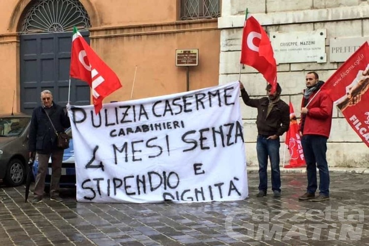 Lavoro, senza stipendio da quattro mesi: «siamo alla fame»