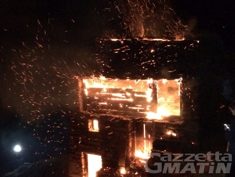 Issime: incendio doloso distrugge alpeggio