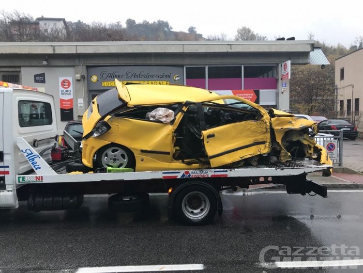 Aosta, scontro frontale tra due auto