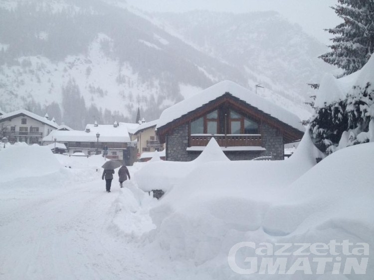 Neve, riaperta la statale 26 a Courmayeur e La Thuile