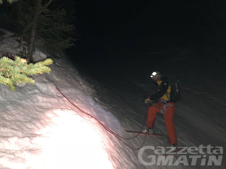 Fuoripista in zona vietata, sciatori soccorsi nella notte a Courmayeur