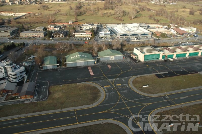 Aeroporto, ripartono i voli civili commerciali dal Corrado Gex