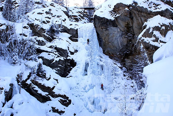 Cade da cascata di ghiaccio, tratto in salvo con l’elicottero Cade da cascata di ghiaccio, tratto in salvo con l’elicottero