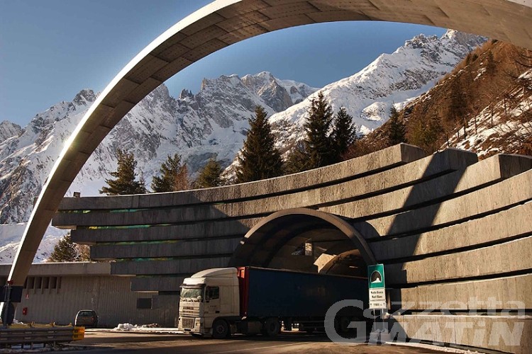 Traforo del Monte Bianco: lavori sospesi per la scoperta di amianto