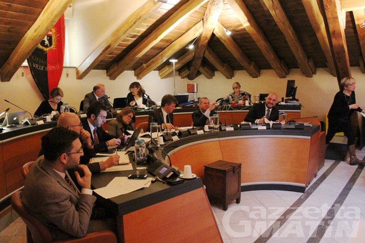 Aosta: bilancio approvato, pochi numeri e tanta politica