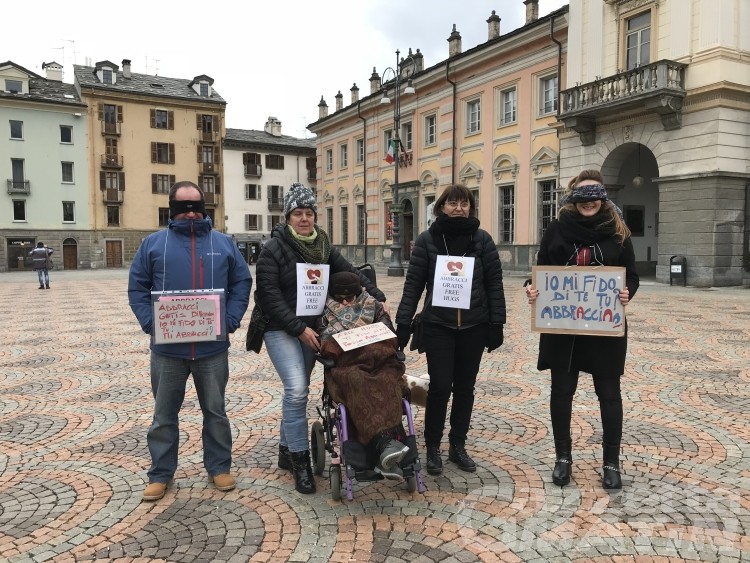 Abbracci di Primavera in piazza contro il vento freddo