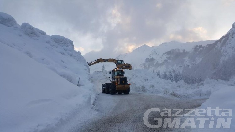 Valanga sulla regionale di Cogne, nessun coinvolto ma strada chiusa Valanga sulla regionale di Cogne, nessun coinvolto ma strada chiusa