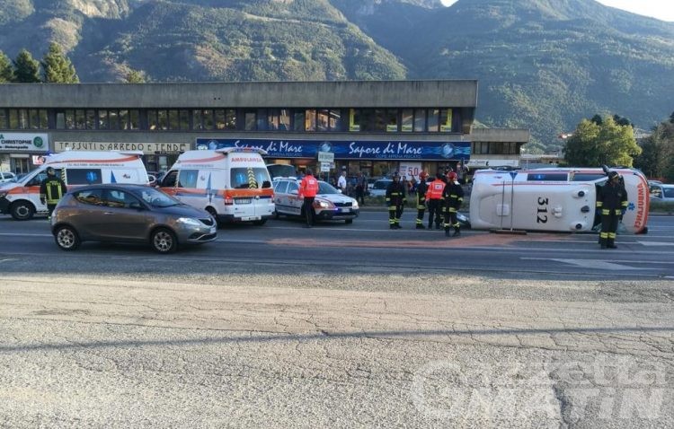 Incidente: ambulanza si ribalta alle porte di Aosta