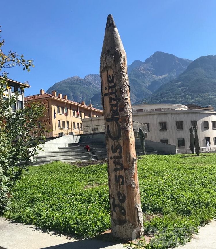 Aosta: sarà rimosso il matitone ‘Je suis Charlie’ in piazza Narbonne