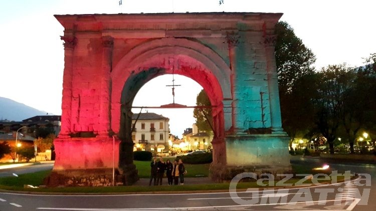Lutto perinatale: l’Arco d’Augusto si tinge di rosa e azzurro