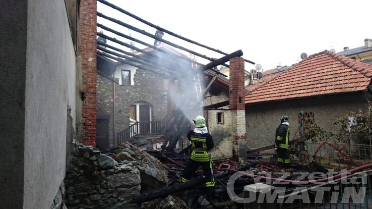 Incendio a Saint-Vincent: tetto in fiamme in via Chanoux