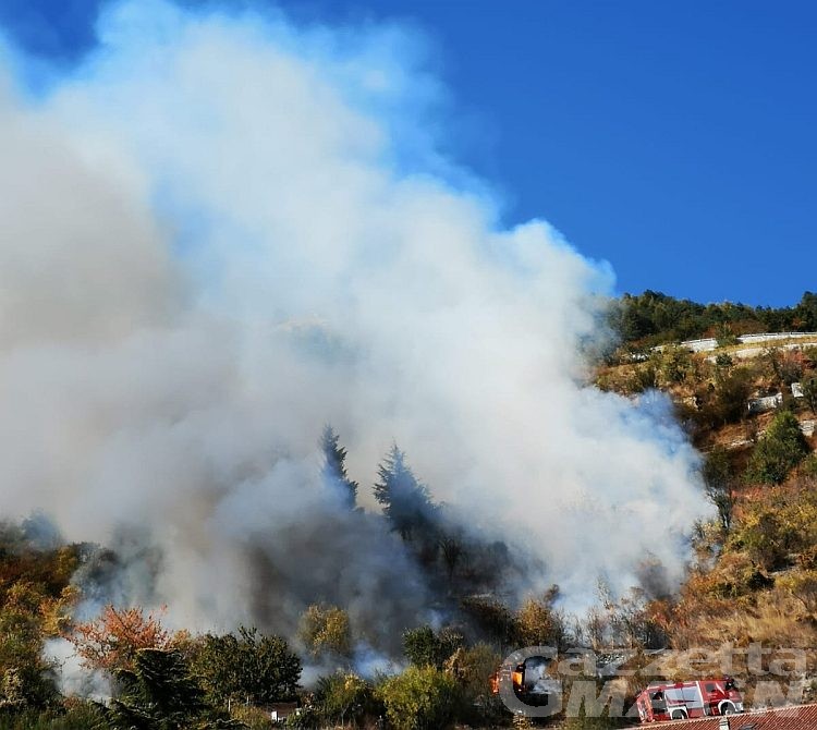 Incendi: brucia la collina di Aosta