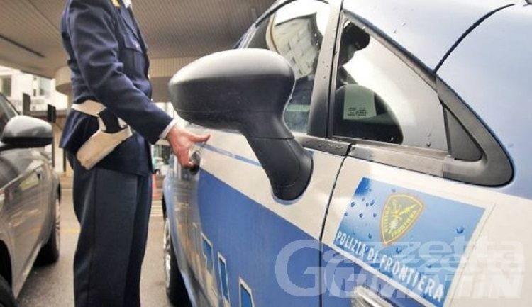 Aosta, tenta di rapinare un ragazzo con un tirapugni: arrestato 18enne