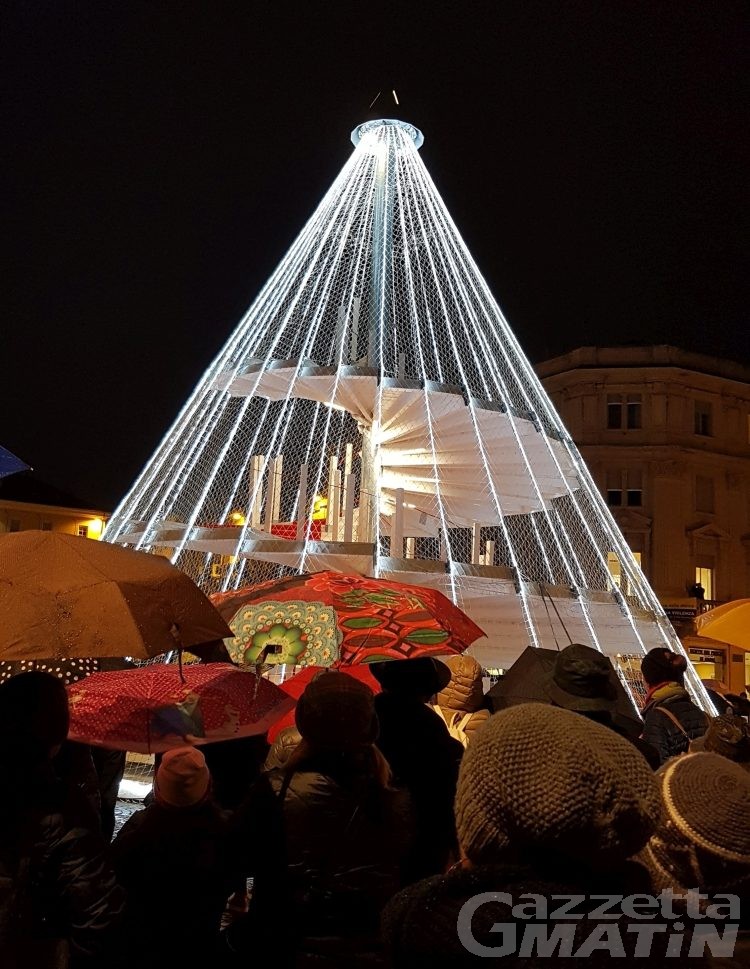 Aosta: l’albero del cambiamento accende il Natale