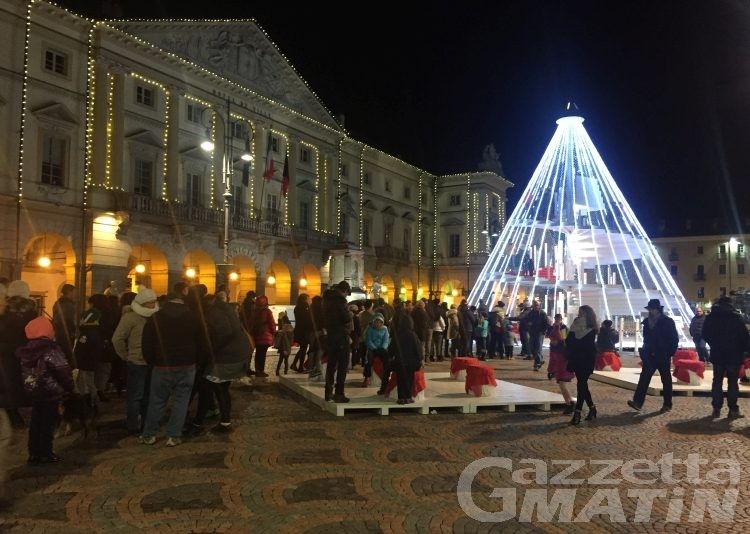 Natale: mille passaggi al giorno all’albero di piazza Chanoux