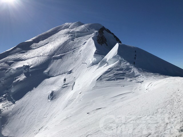 Sono salvi i tre alpinisti bloccati nella notte a quota 4.700 sul Monte Bianco Sono salvi i tre alpinisti bloccati nella notte a quota 4.700 sul Monte Bianco