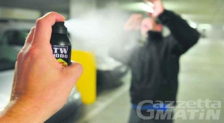 Spray al peperoncino in supermercato contro molestatore, la sostanza si propaga e “intossica” altri clienti