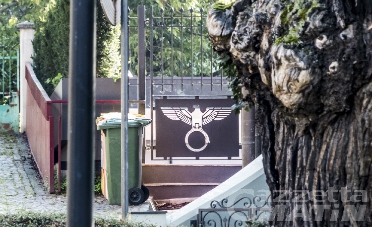 Aquile “naziste” sui cancelli di casa, per il Tribunale di Aosta «è propaganda» Aquile “naziste” sui cancelli di casa, per il Tribunale di Aosta «è propaganda»