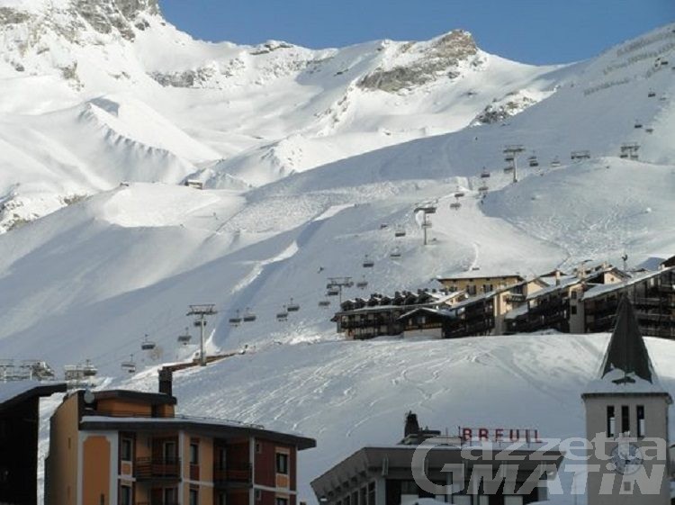 Breuil Cervinia: scia fuoripista, snowborder provoca una valanga