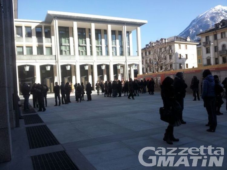 «Basta precarietà», gli insegnanti scendono in piazza ad Aosta