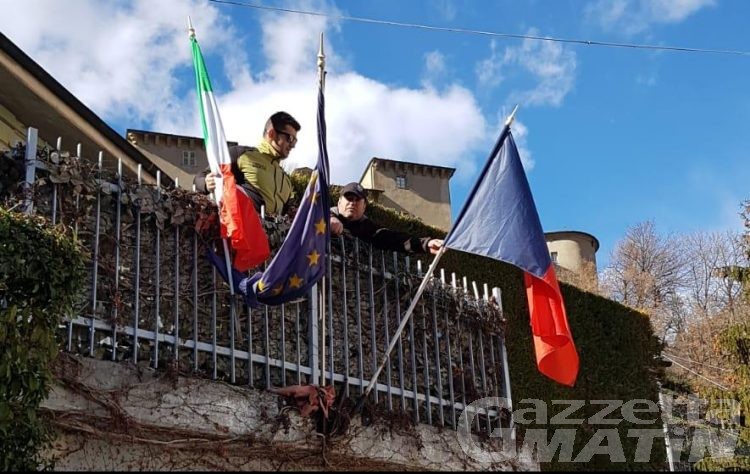 Châtillon: CasaPound sostituisce le bandiere logore dell’asilo