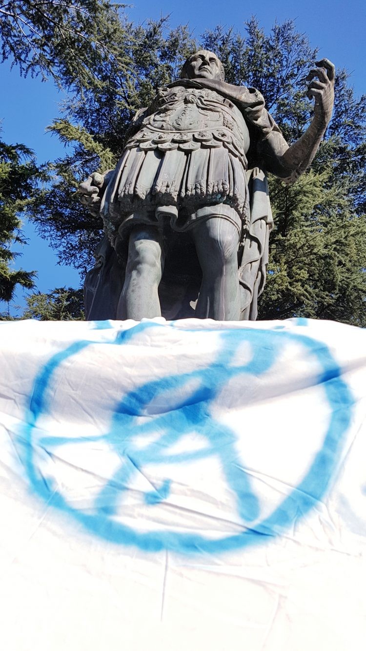 Guerrilla art: lenzuola sulle statue per lanciare il brano Re Ghiaccio