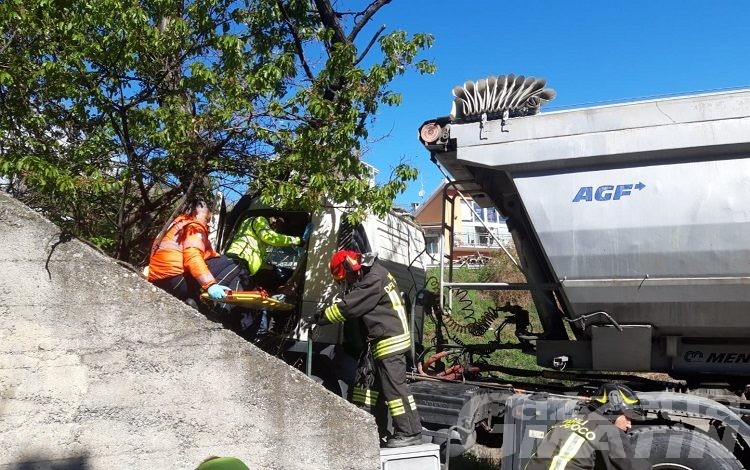 Aosta: camion contro un muro, autista ferito