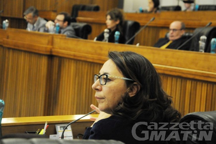 Consiglio Valle: ”vecchia carampana” alla consigliera Daria Pulz, spunta una risoluzione