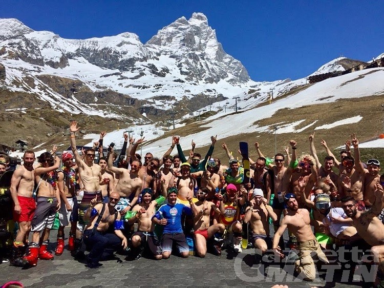 Sugli sci in bikini, a Breuil-Cervinia la festa in pista è un successo Sugli sci in bikini, a Breuil-Cervinia la festa in pista è un successo