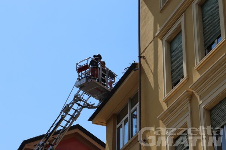 Aosta, antenna rischia di cadere sul marciapiede: intervengono i Vigili del fuoco