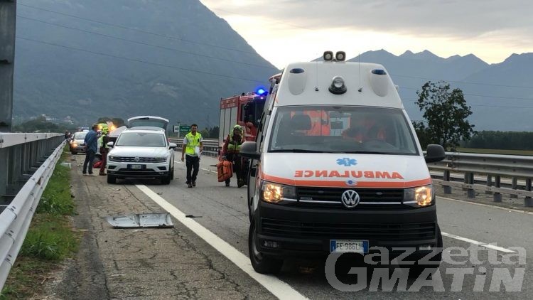 Tir travolge auto ferma in autostrada: muore una mamma, feriti due bambini