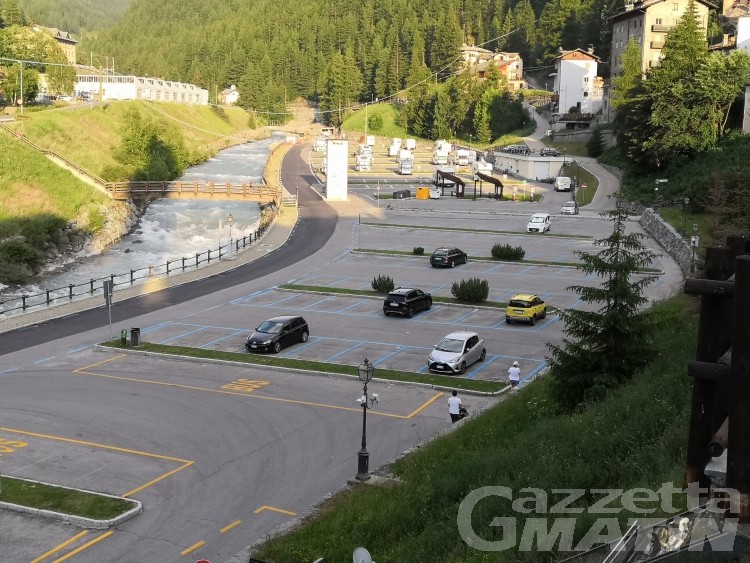 Cogne, parcheggio Revettaz tutto blu: la minoranza insorge