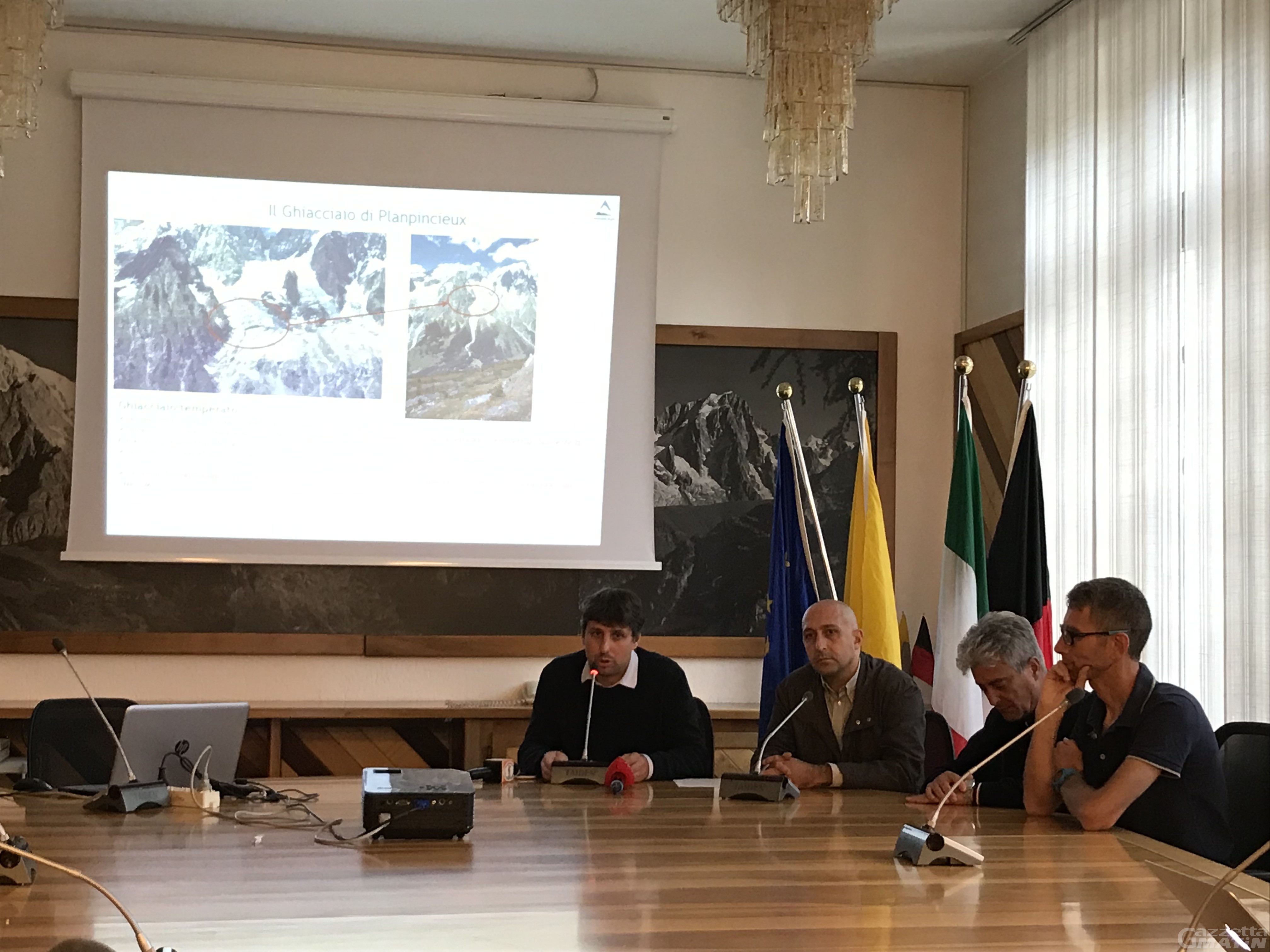 Courmayeur, ghiacciaio Planpincieux: «Non sta venendo giù il Monte Bianco!»