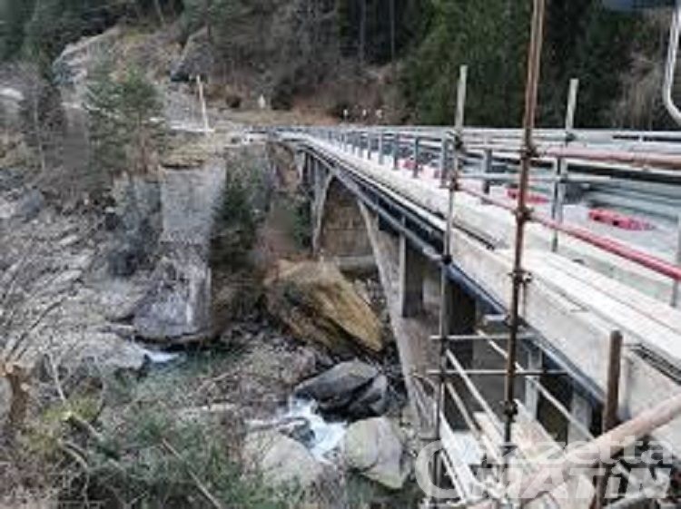 Nuovo ponte su Grand Eyvia, strada per Cogne chiusa parzialmente tre giorni