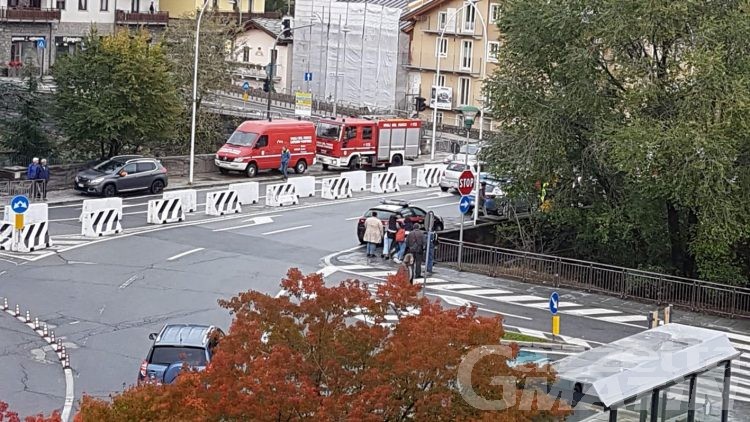 Aosta: minaccia di buttarsi dal ponte, salvata dalla polizia
