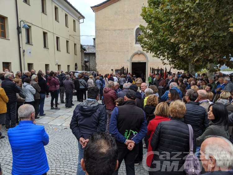 Sarre, bolle di sapone e nasi rossi per l’addio alla dottoressa Solfamì