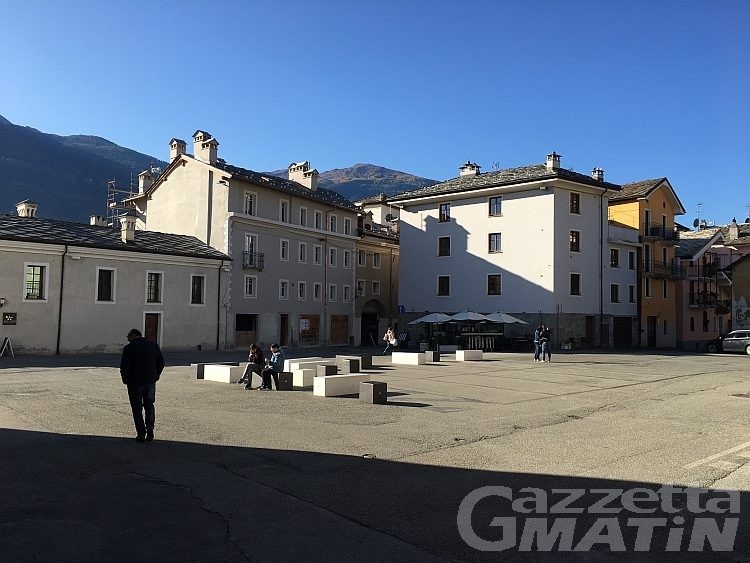 Aosta: dopo Sgarbi, anche Emily Rini contro le panchine di Piazza della Cattedrale
