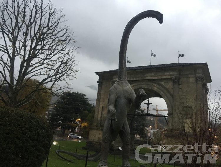 Aosta: c’è un dinosauro all’Arco d’Augusto