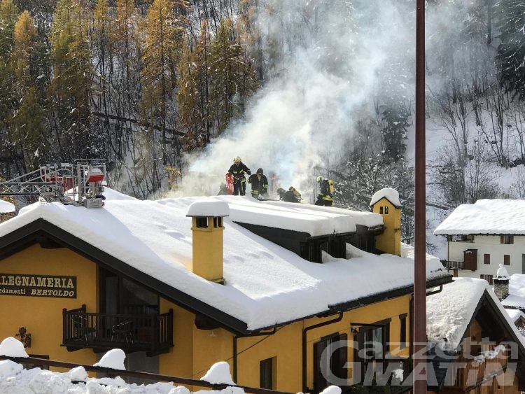 Incendio: fiamme nella falegnameria Duclos di Aosta