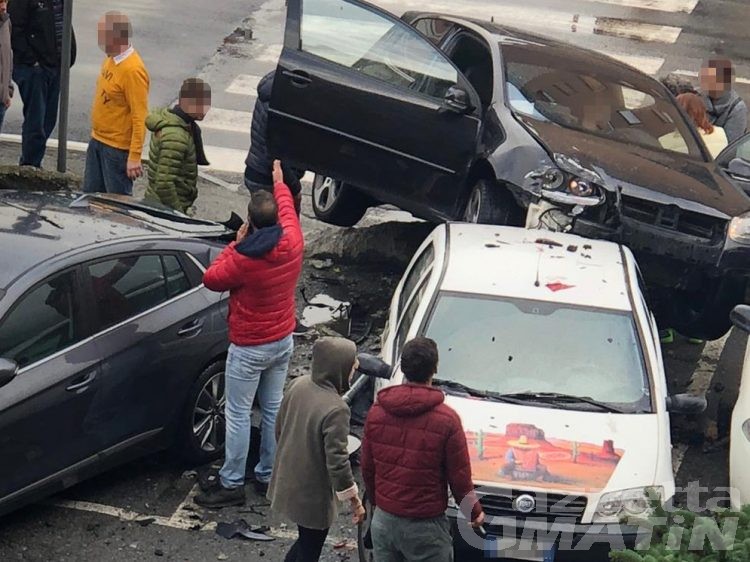 Auto finisce fuoristrada ad Aosta: giovane in ospedale