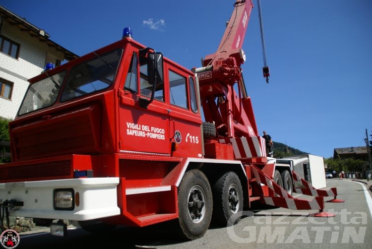 Breuil-Cervinia, precipita per 15 metri con l’auto da un ponte: uomo ferito