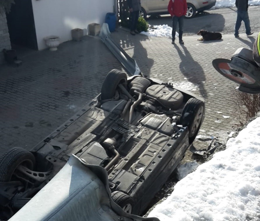 Torgnon, spettacolare incidente stradale: auto si ribalta e finisce la corsa su un piazzale Torgnon, spettacolare incidente stradale: auto si ribalta e finisce la corsa su un piazzale