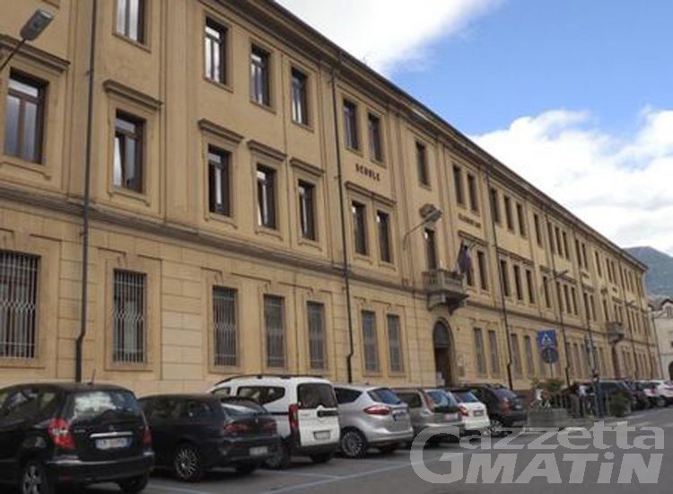 Aosta: 20 maestri rifiutano il tampone, studenti costretti tornare a casa. La Regione presenta esposto