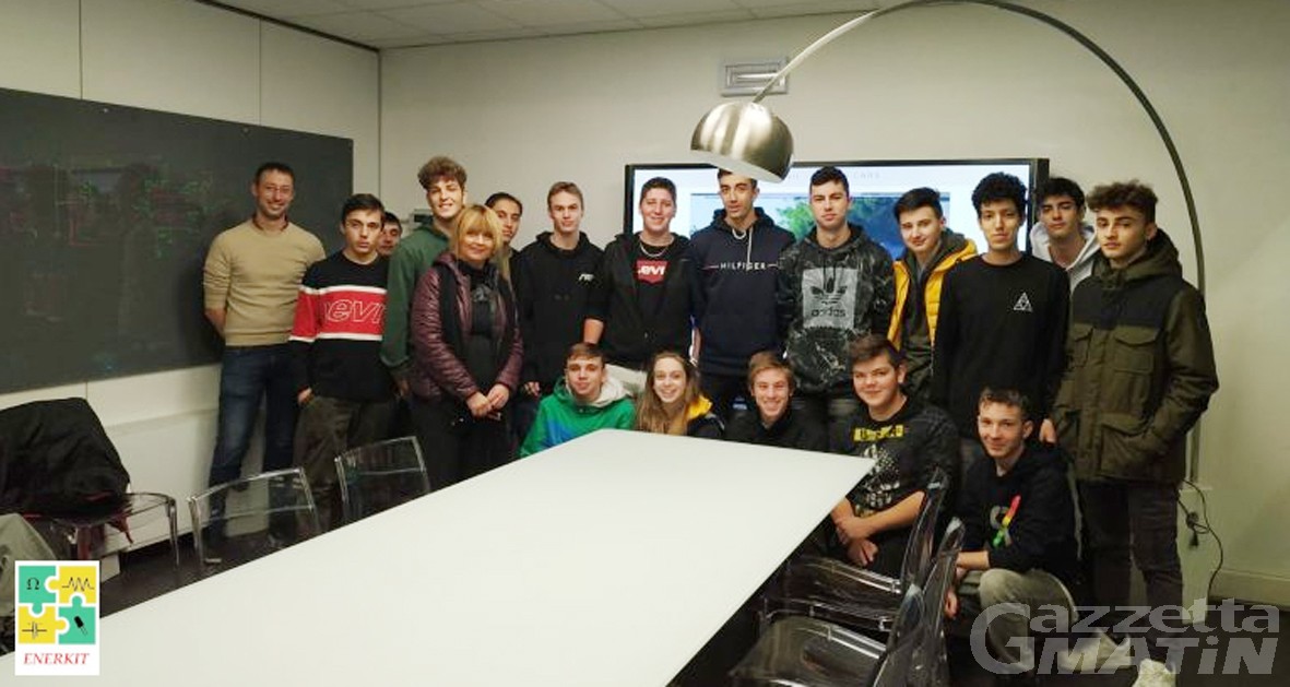 Solidarietà : i ragazzi della 3A dell’ISILTeP di Verrès donano fondi all’Usl Solidarietà : i ragazzi della 3A dell’ISILTeP di Verrès donano fondi all’Usl
