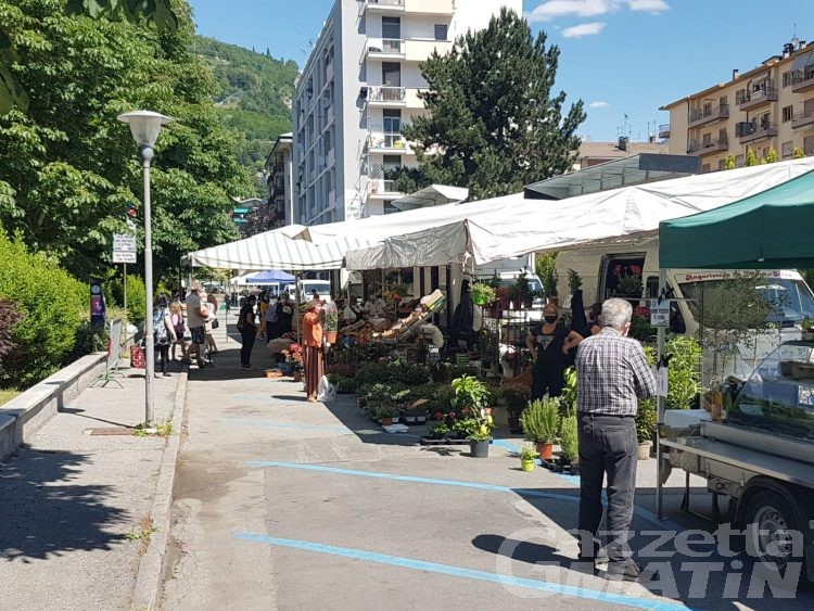 Aosta: banchi del mercato troppo vicini, «modalità sperimentale, ma i vigili controllano»